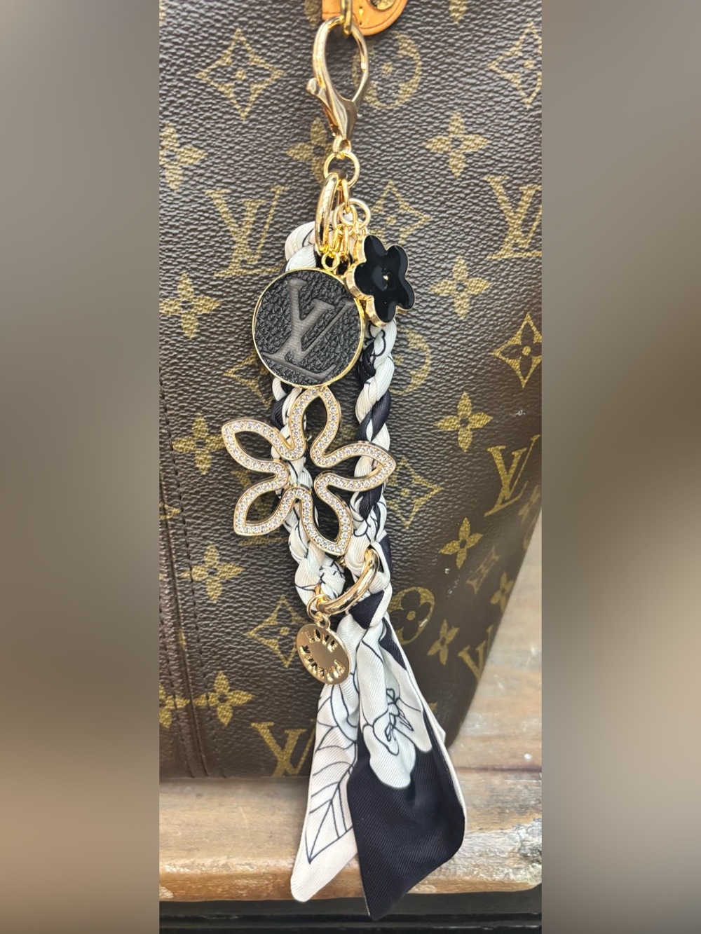 Louis Vuitton Monogram Disc, Twilly, Rhinestone and enamel flower bag charm - Picture 2 of 3